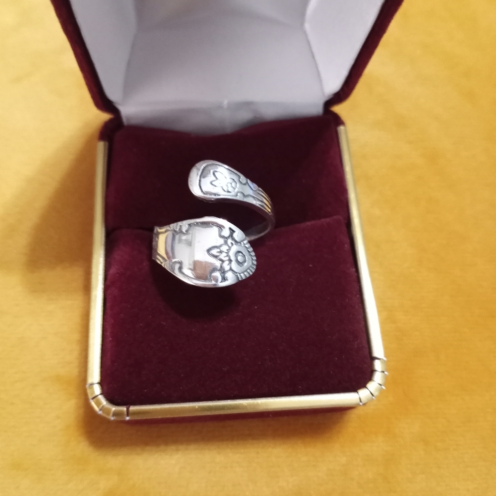 Ring - Picture 1 of 2